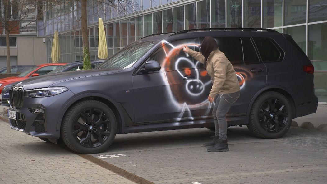 Luky posprejoval Alexovi auto.