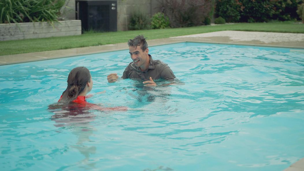 Naďa a Martin v bazéne