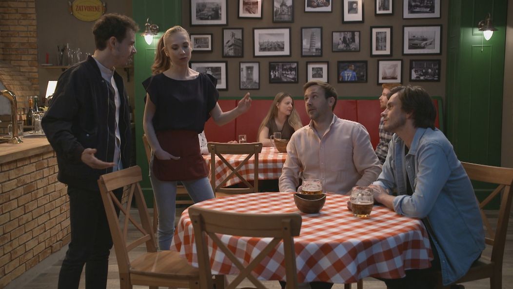 Edo dokazuje, že je vtipný.