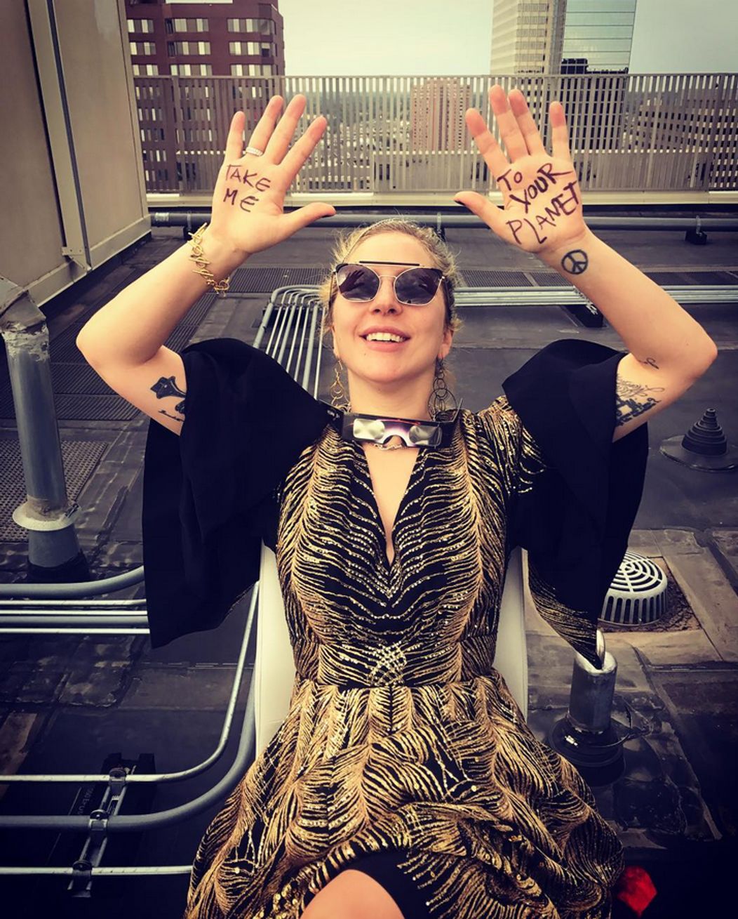 Speváčka Lady Gaga v slnečných okuliaroch