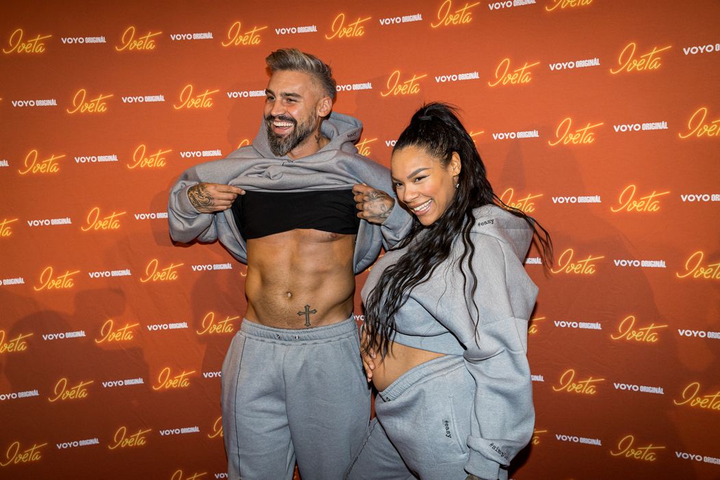 Josef Kůrka a Angie Mangombe na premiére Ivety v pražskej Lucerne