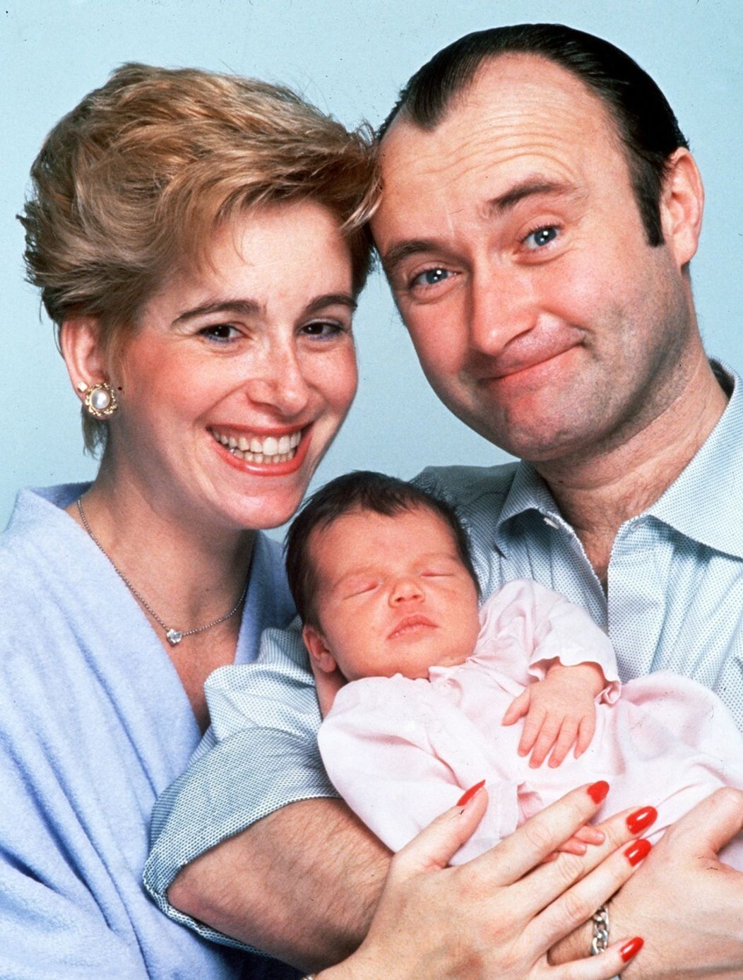 Lily je dcérou britského speváka Phila Collinsa.