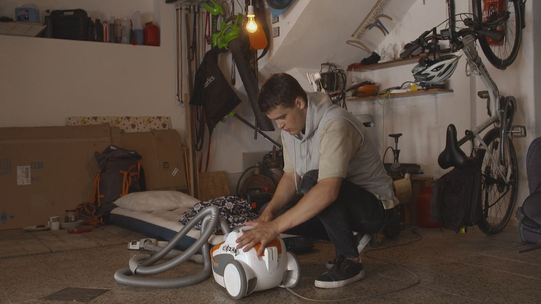 Netuší, že ho niekto vyruší.