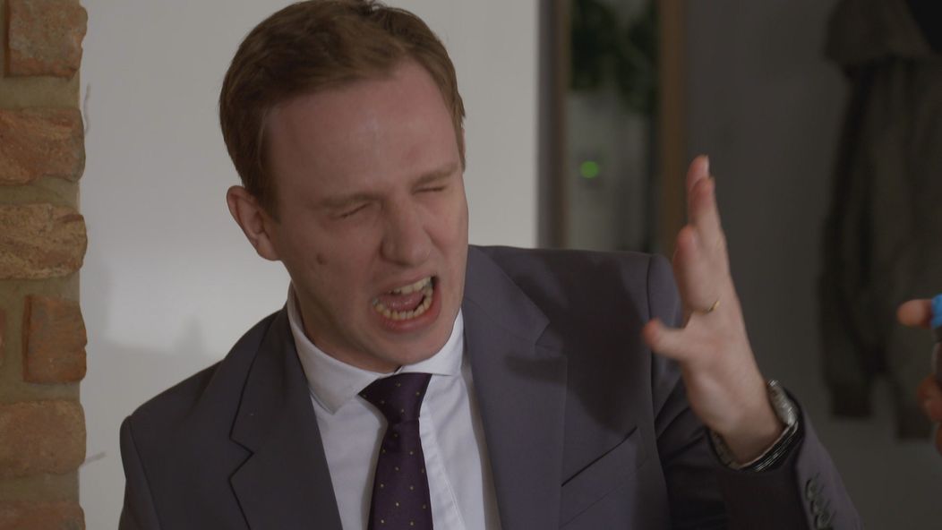Vlado nastriekal Norovi do očí sprej proti hmyzu.