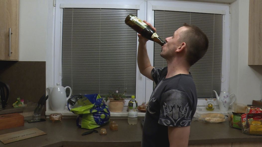 Lukáš si rád vypije.