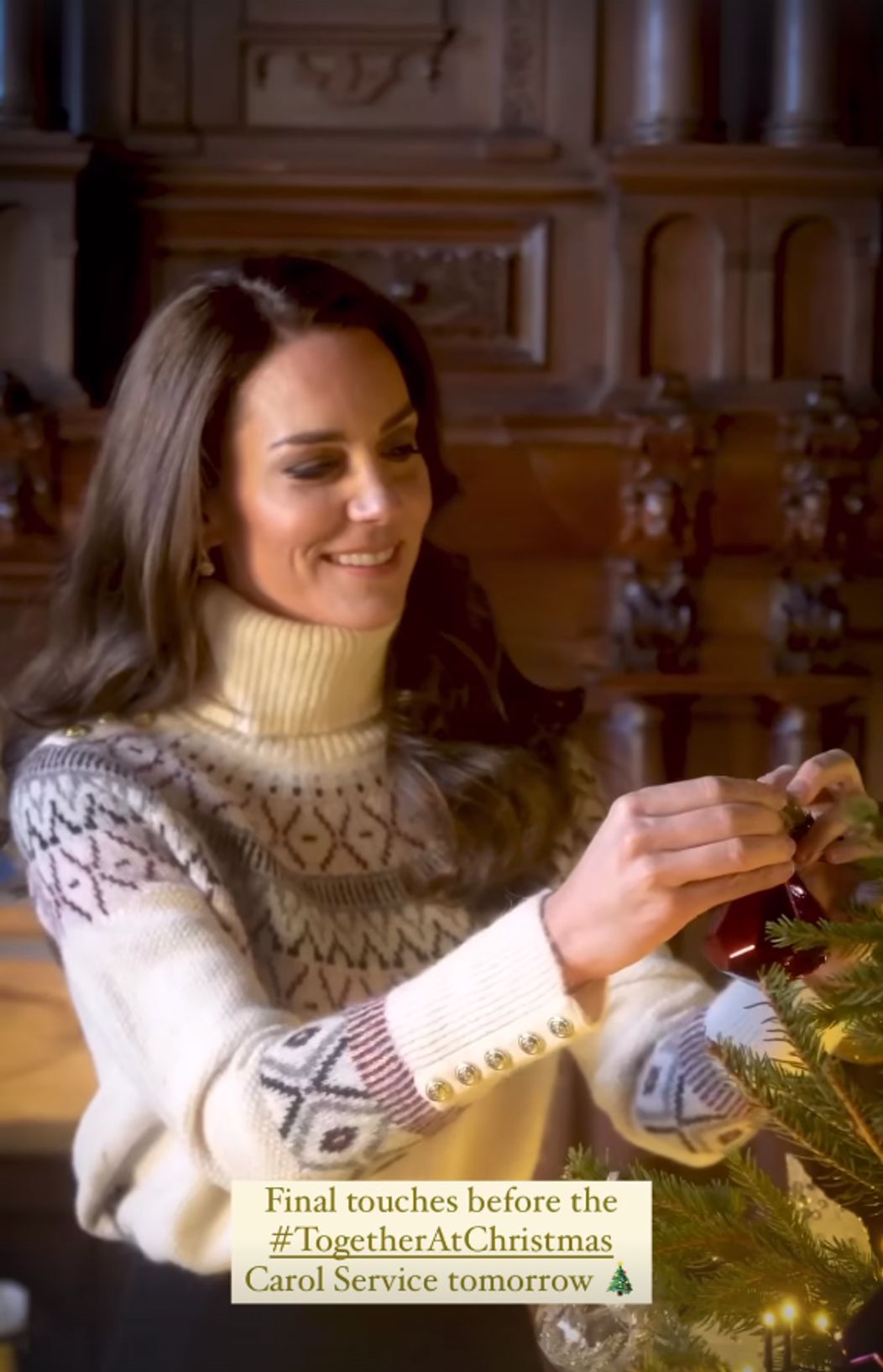Princezná Kate zdobí vianočný stromček.
