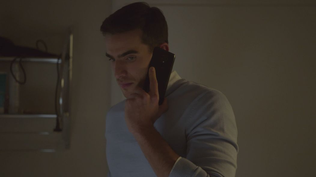 Martin (Adam Baryd) telefonuje s Luciou