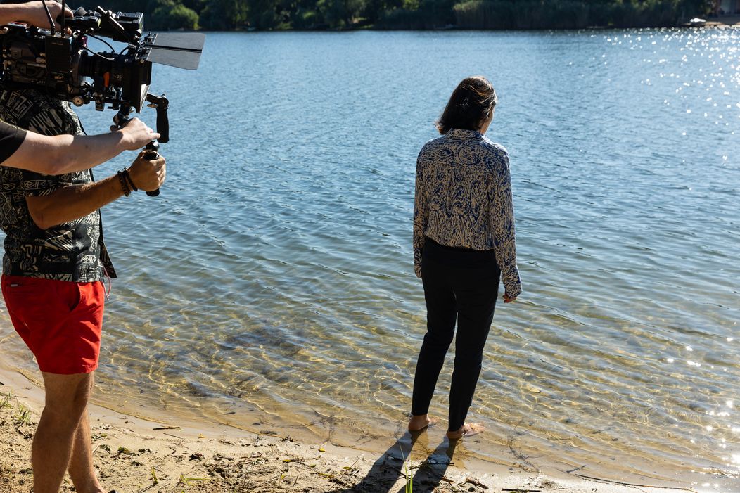 Nakrúcanie scény, keď Eva (Klára Issová) skončila pod hladinou jazera.