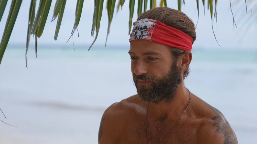 Tomáš rozpovedal Karolíne svoj príbeh.