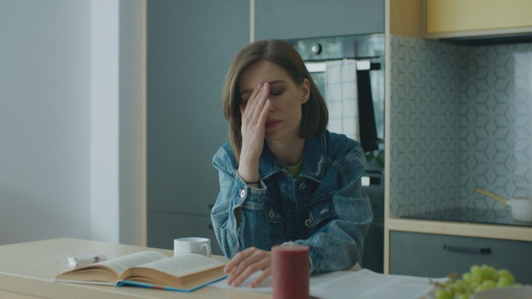 Martina (Adela Dukátová) pracuje ako sekundárka, no v nemocnici tají, že sfalšovala lekársky diplom.