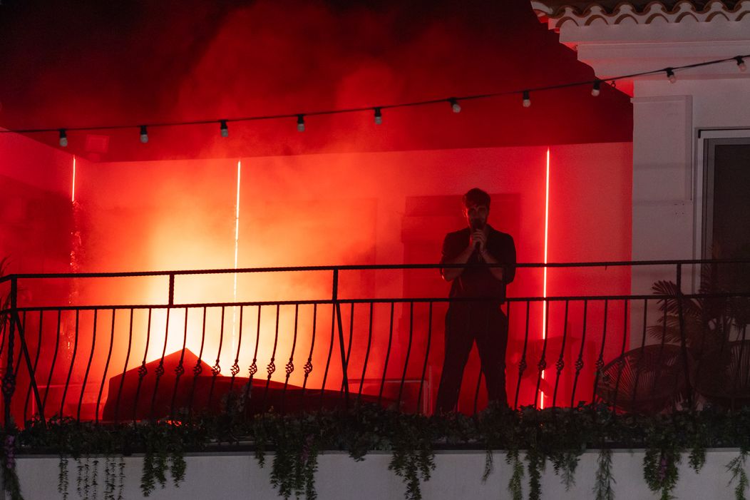 Lu sa vrátil do vily a Adriane zaspieval vlastnú pieseň.