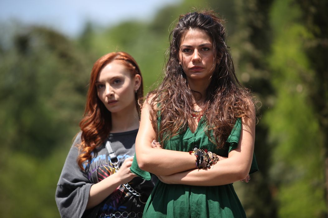 Başak Gümülcinelioğlu v seriáli S hlavou v oblakoch