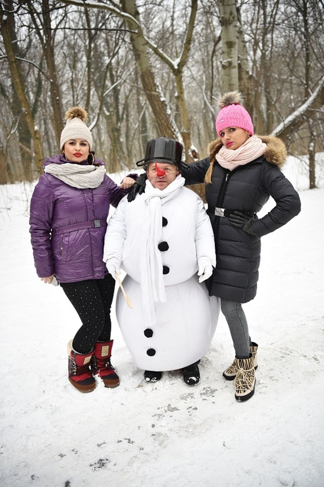 Cuky a Luky stavajú snehuliaka