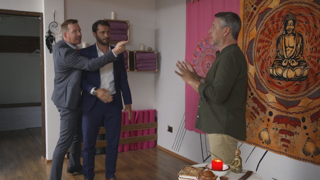 Alica dostane od detí krásny darček.