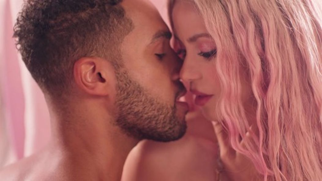 Shakira randí s britským hercom Lucienom Laviscountom