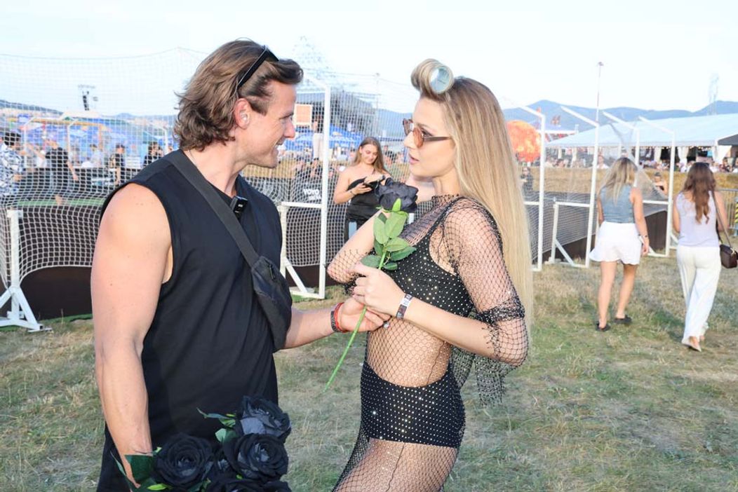 Radko na festivale Grape rozdával ruže a vymenil si bozky s Marcelou