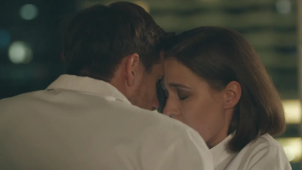 Oliver a Martina sa pobozkali.