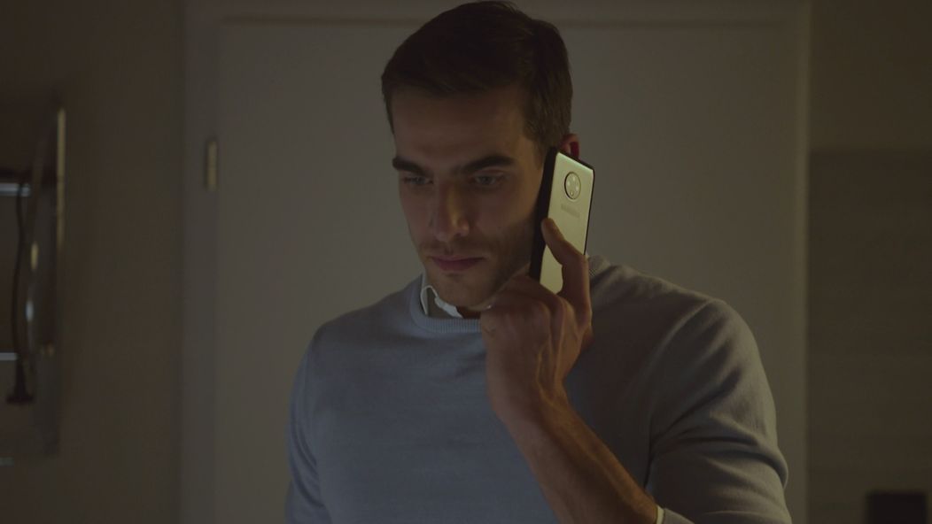Martin (Adam Baryd) telefonuje s Luciou