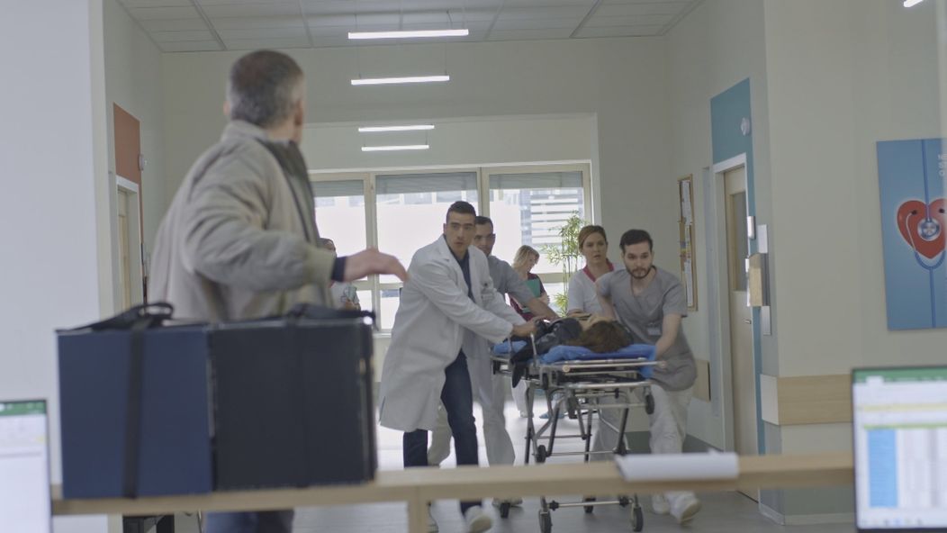 Šimonova kamarátka Luara skolabuje.