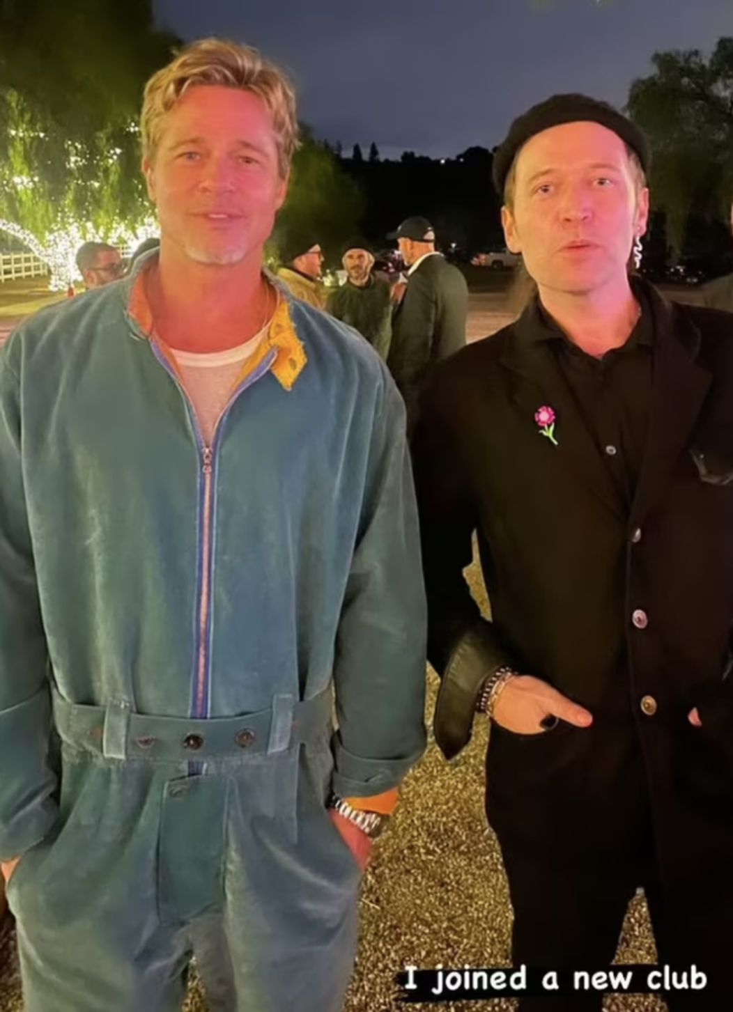 Brad Pitt na fotografii z oslavy spolu s Jonathanom Bluthom.