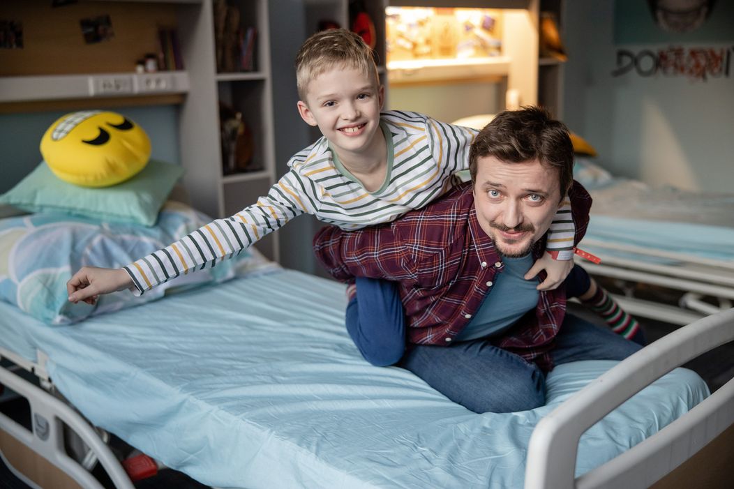 Prokurátor Ján Šanta a právny zástupca TV Markíza Tomáš Kamenec si podávajú ruky po vynesení rozsudku v kauze zmeniek.