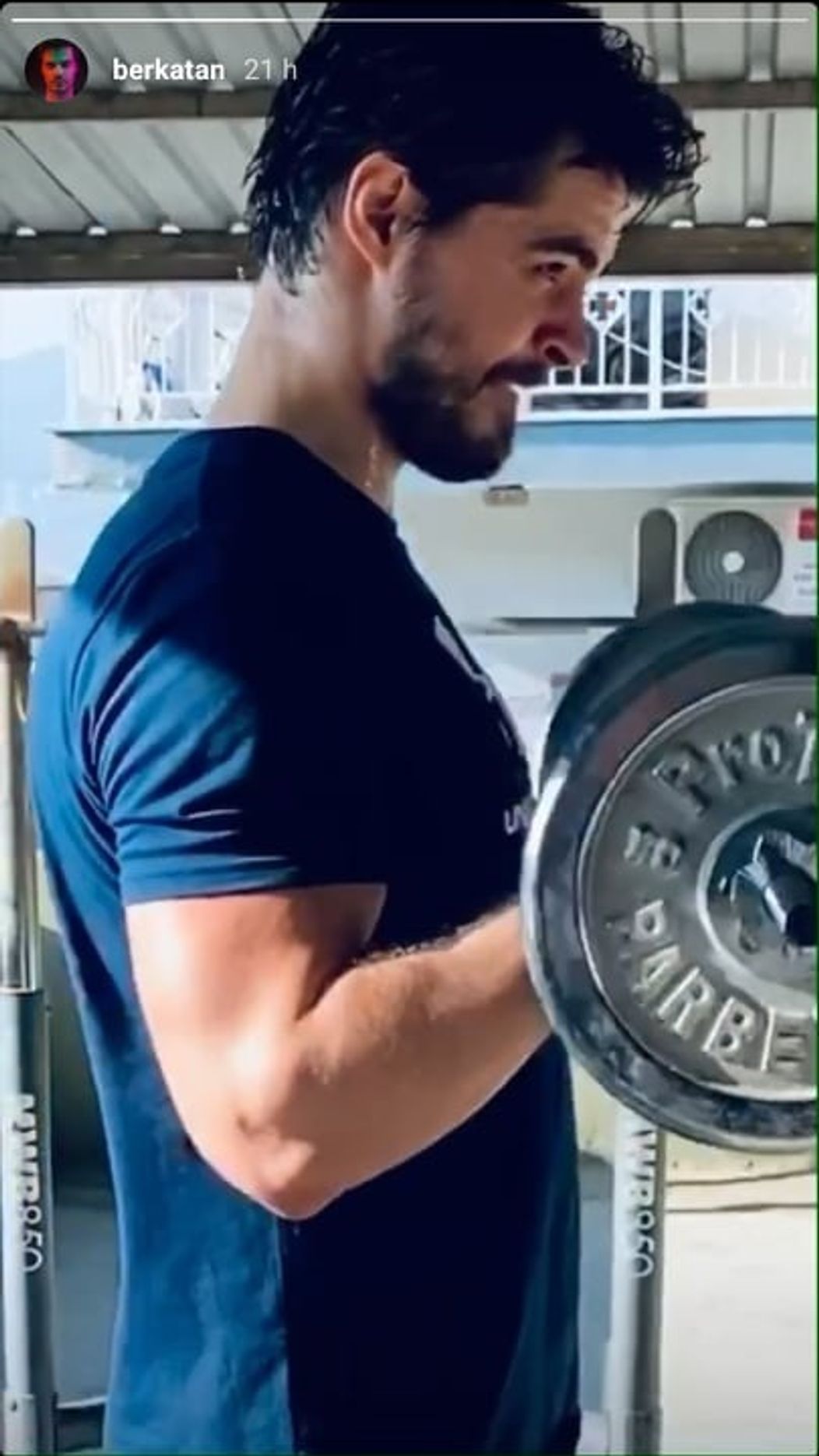Berk Atan pri domácom posilňovaní