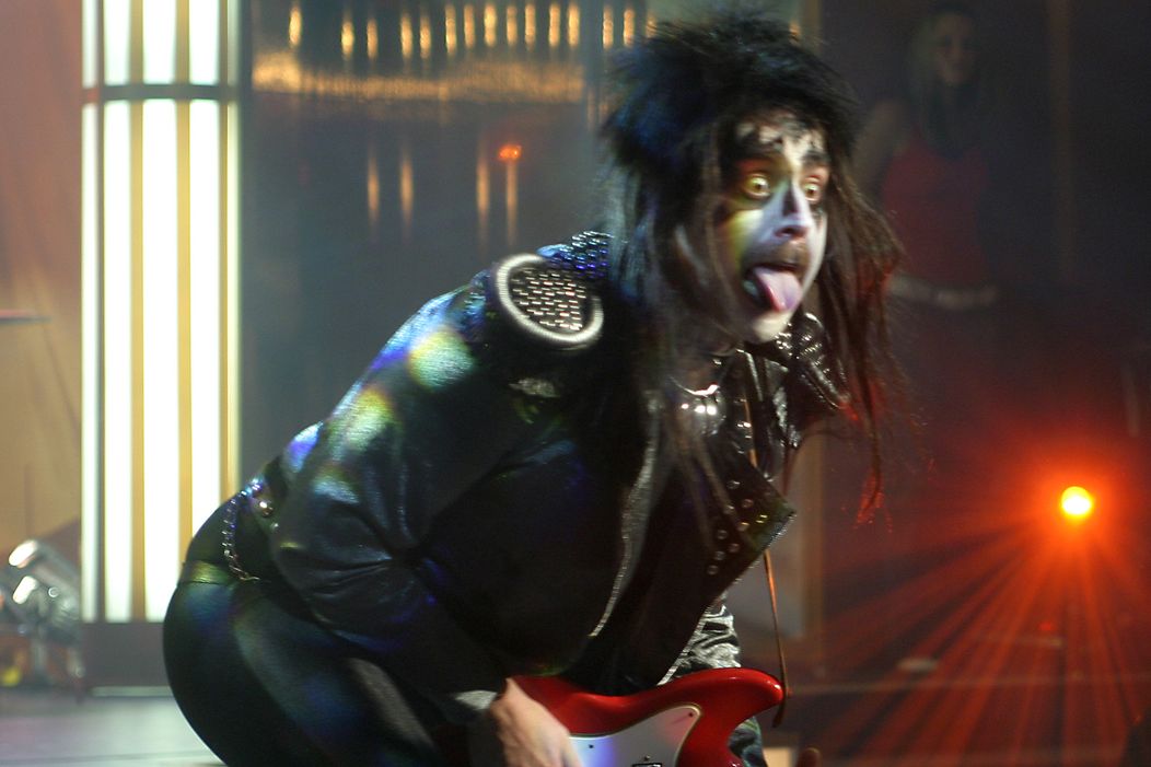 Pater Marcin ako Gene Simmons