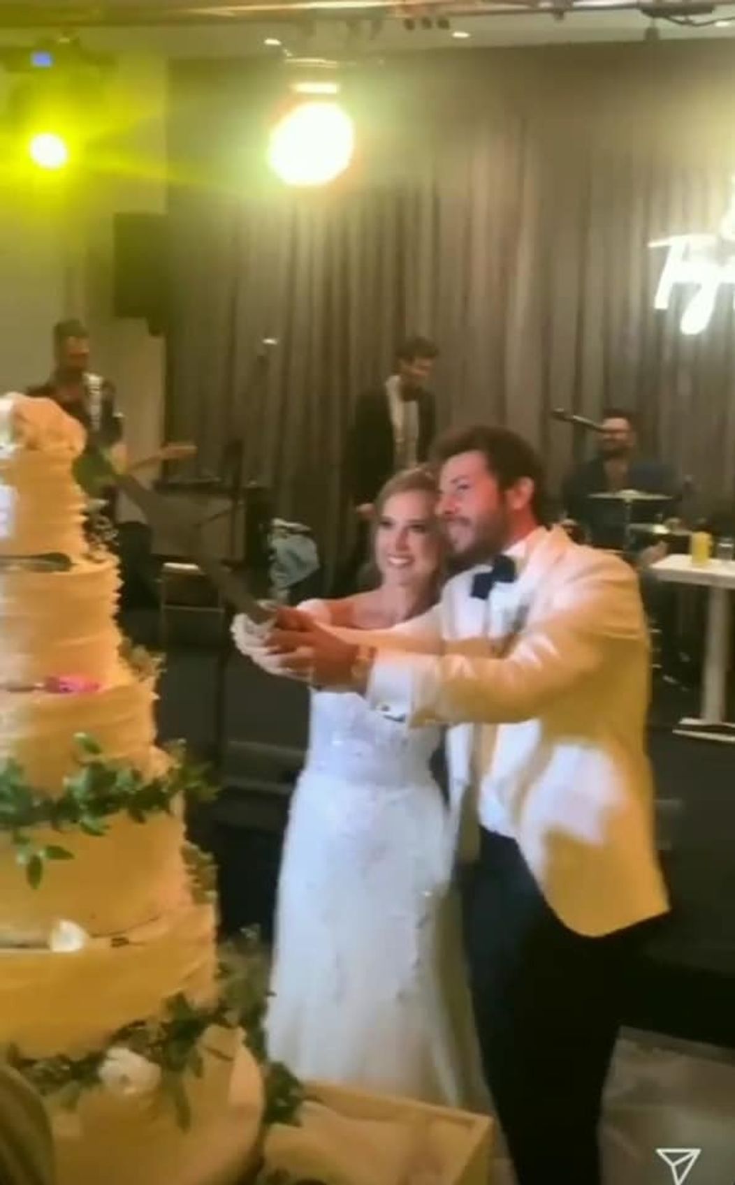 Ahmet Tansu Taşanlar a Oya Unustası - krájanie torty