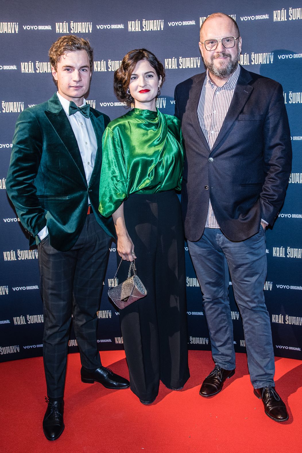 Oskar Hes a Kristýna Ryška a David Ondříček na premiére Kráľa Šumavy