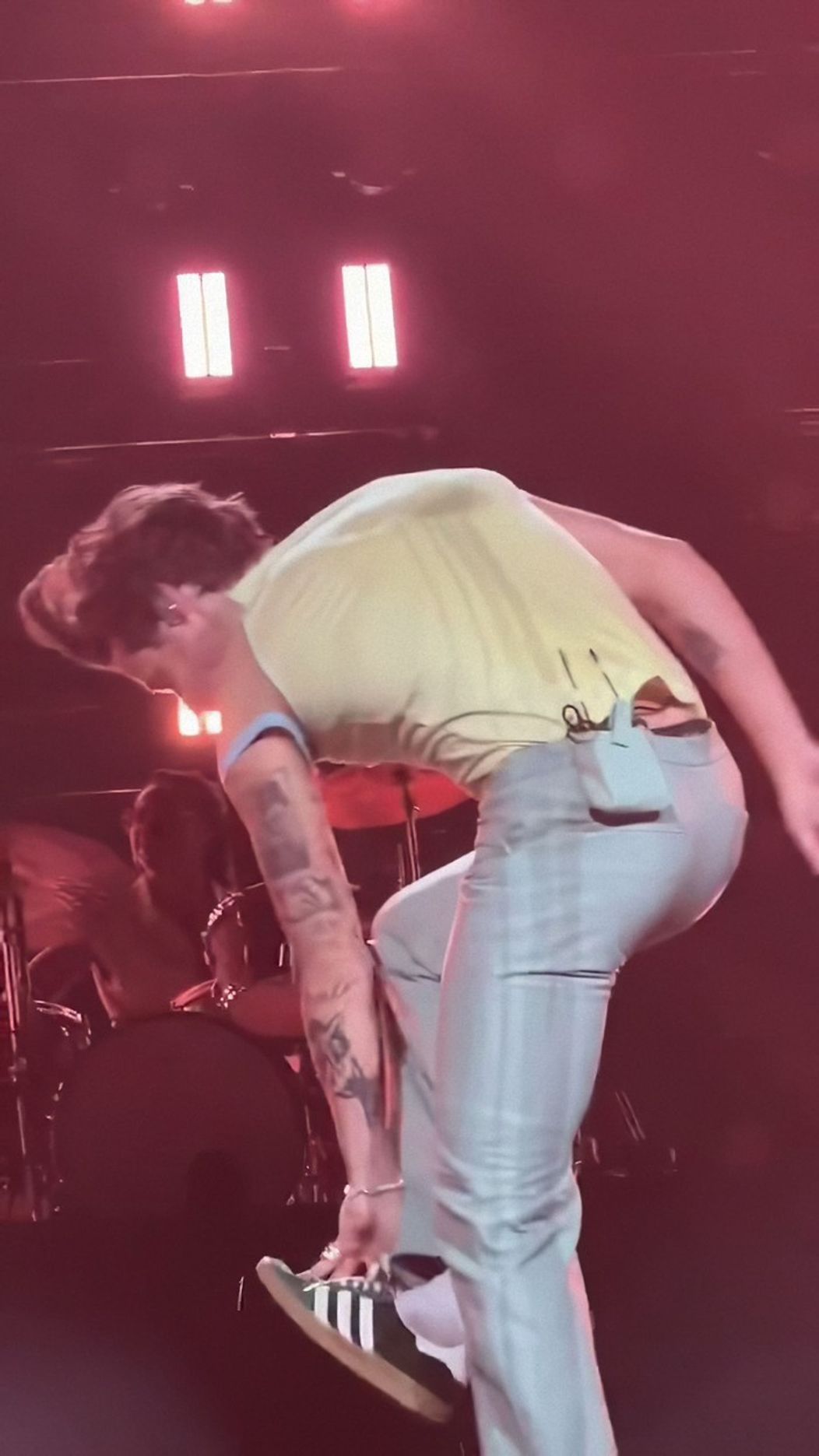 Harry Styles sa počas koncertu napil z tenisky