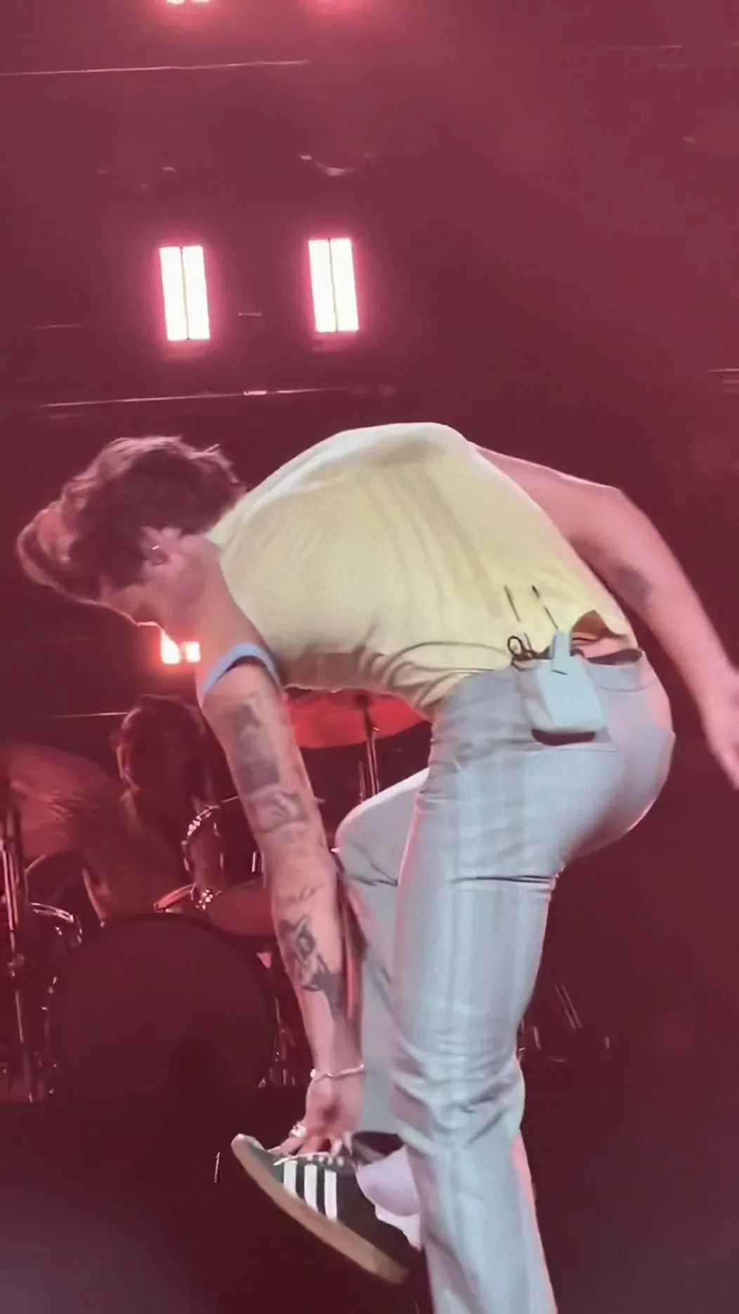 Harry Styles sa počas koncertu napil z tenisky