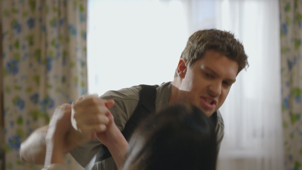 Boris je závislý na liekoch a napadol Lenku