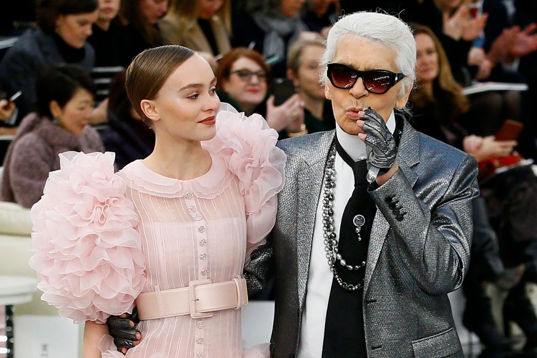 Módny guru Karl Lagerfeld a šéfredaktorka módneho magazínu Vogue Anna Wintourová 11. decembra 2013. 