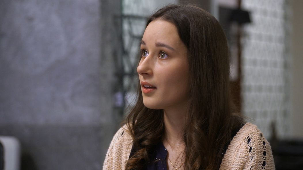 Emina klientka chce dať dieťa na adopciu.