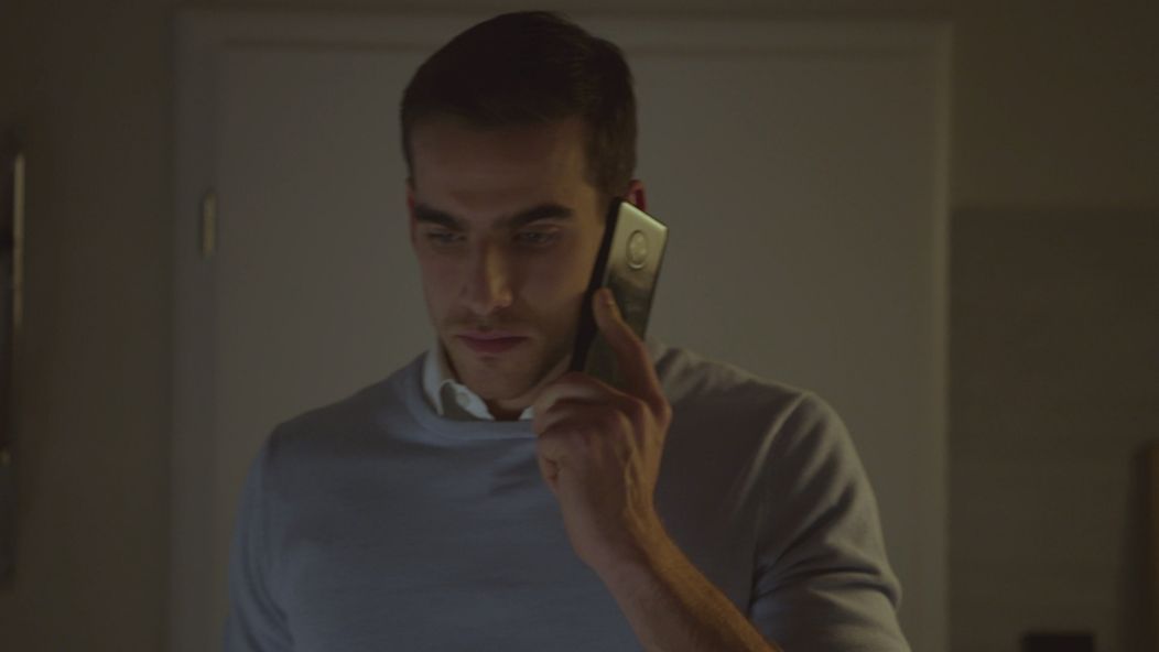 Martin (Adam Baryd) telefonuje s Luciou