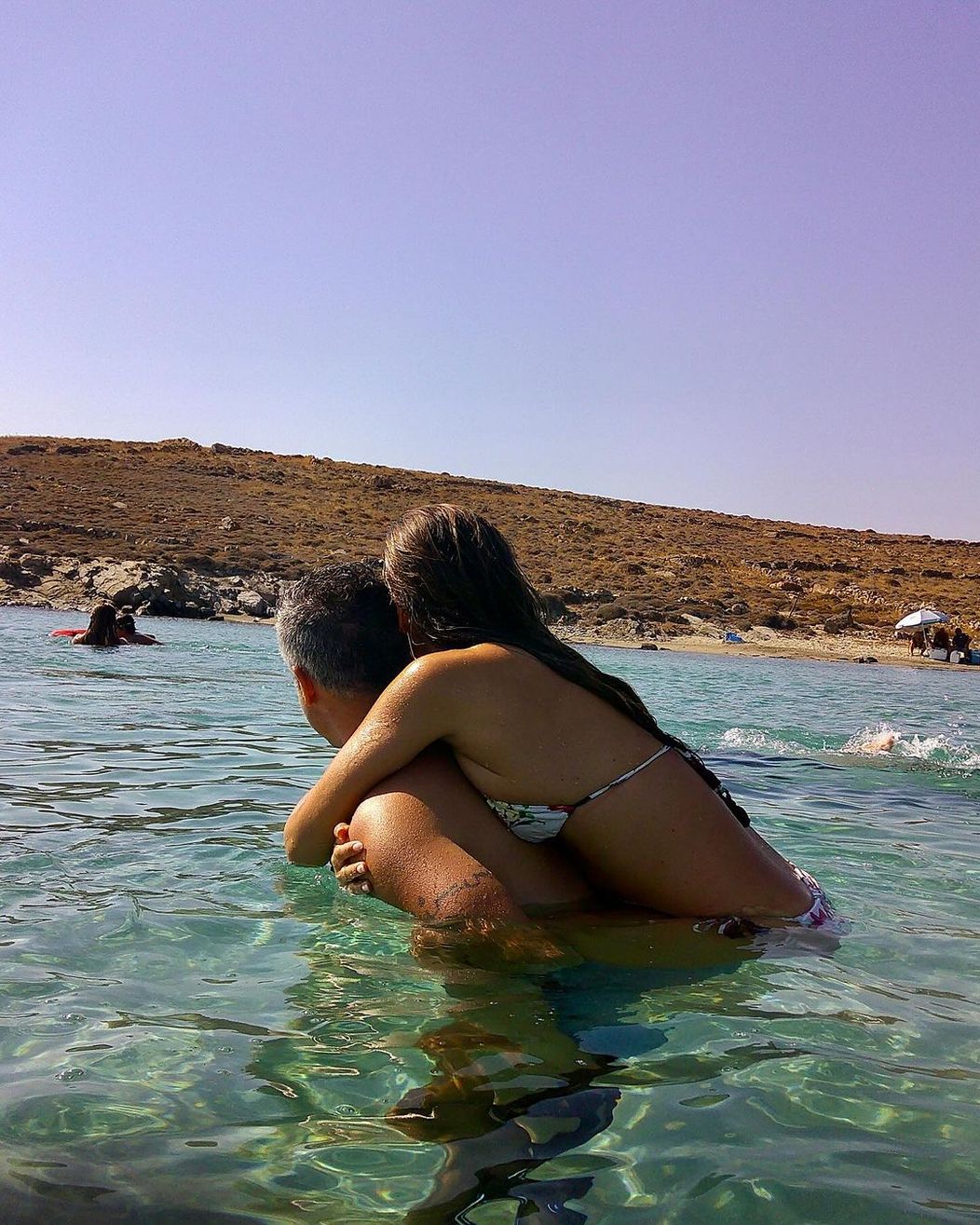 Jesicca Alba s rodinou oddychovala na Mykonose a zverejnila niekoľko snímok v bikinách.