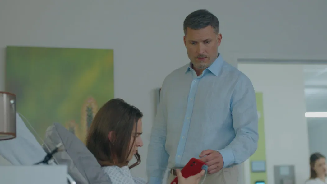 Andrej (Ján Koleník) zistil, že skleróza multiplex Júliinho (Sarah Arató) brata sa nezhoršuje.