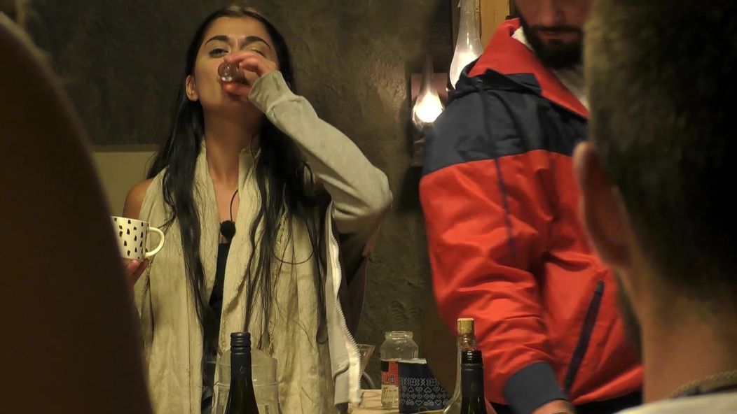 Azra pije jeden za druhým