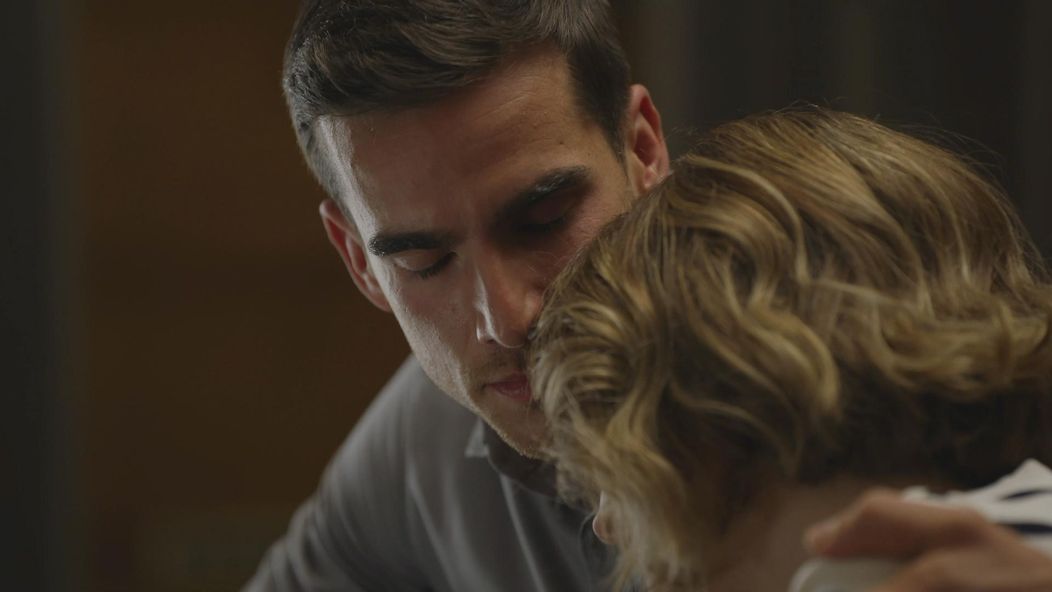 Lucia (Monika Horváthová) a Martin (Adam Bardy) sa zbližujú