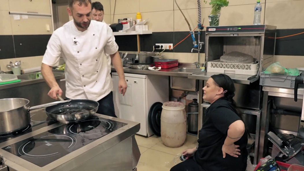 Na nože - Kuchárka Nika sa len o milimetre vyhla vážnym popáleninám