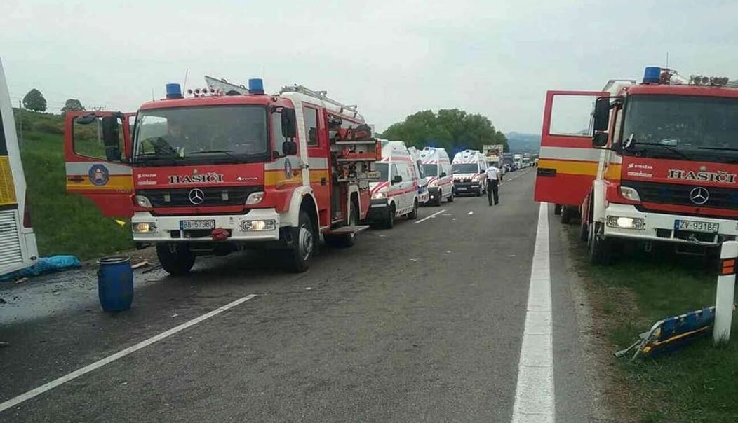 Autobus narazil do kamióna na R1 za Banskou Bystricou