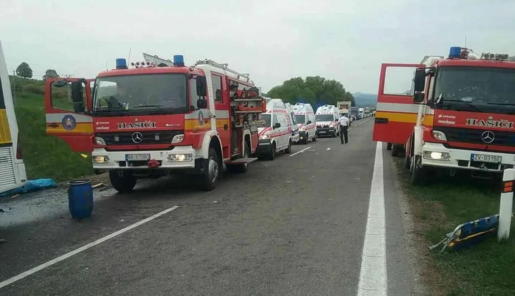 Autobus narazil do kamióna na R1 za Banskou Bystricou