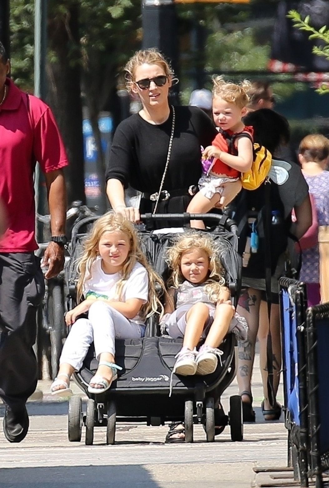 Blake Lively na prechádzke s dcérkami.