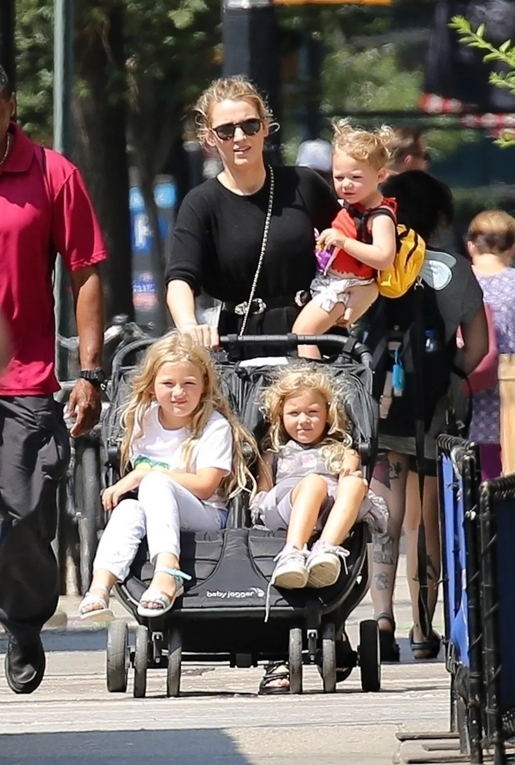 Blake Lively na prechádzke s dcérkami.