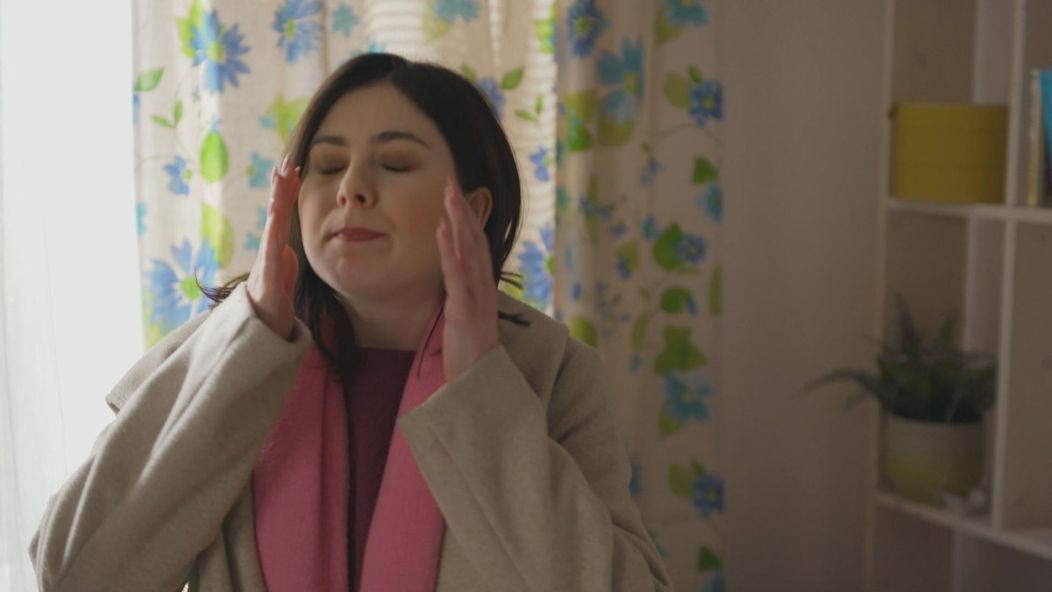 Lenka (Diana Ristová) našla v byte nahého muža