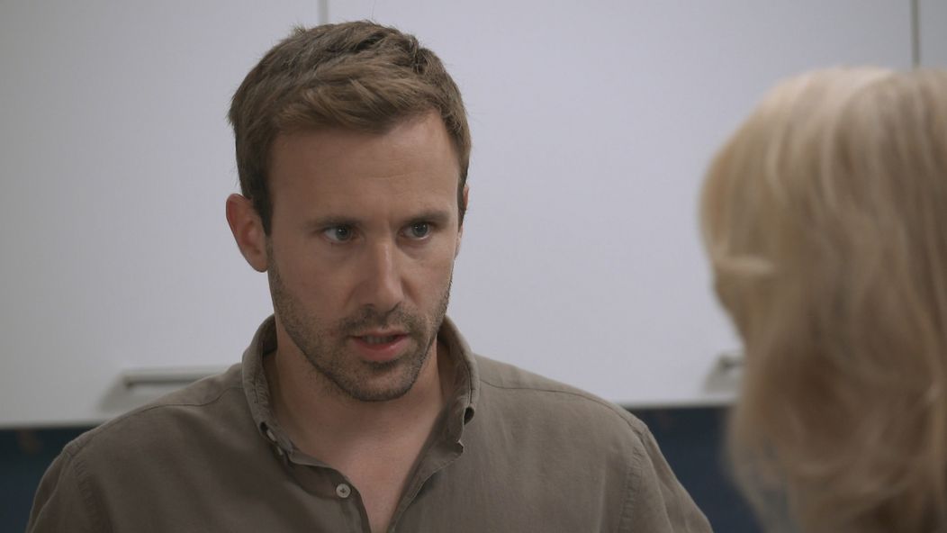 Tomáš chce niečo Marike povedať, no nevie ako.