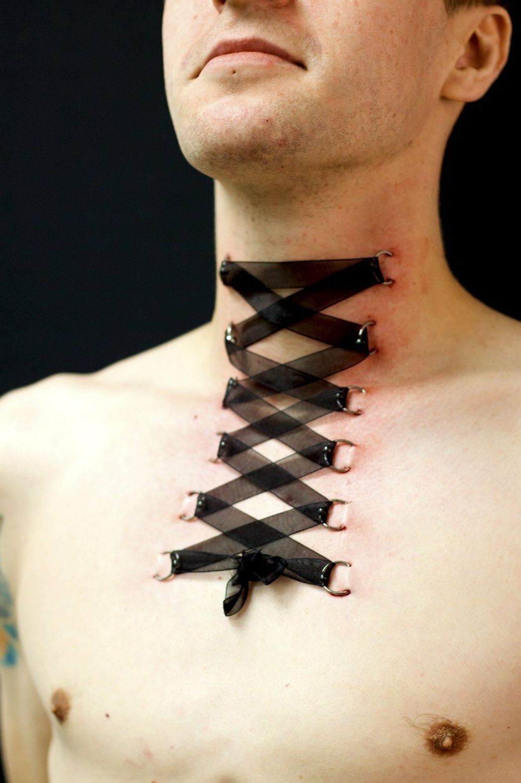 Henry Damon je fanúšikom komiksového zloducha Red Skull. Nechal si dokonca odrezať aj kus nosa