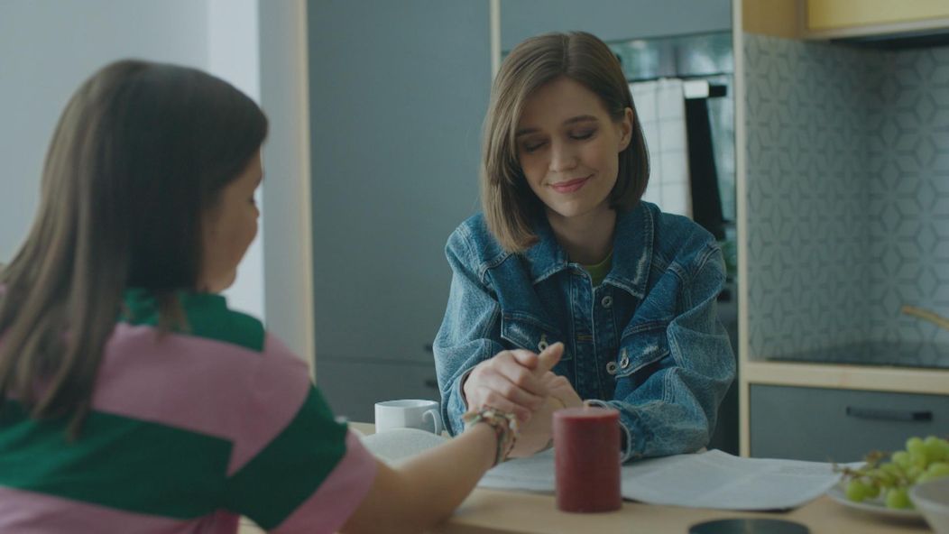 Martina (Adela Dukátová) pracuje ako sekundárka, no v nemocnici tají, že sfalšovala lekársky diplom.