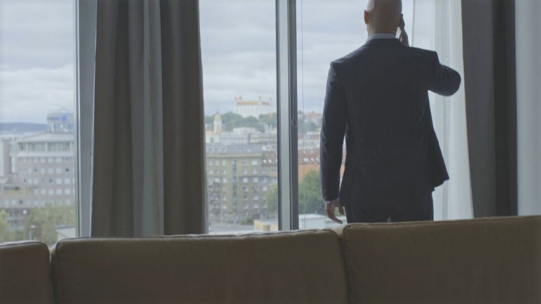 Bednár je, zdá sa, iba bábkou.