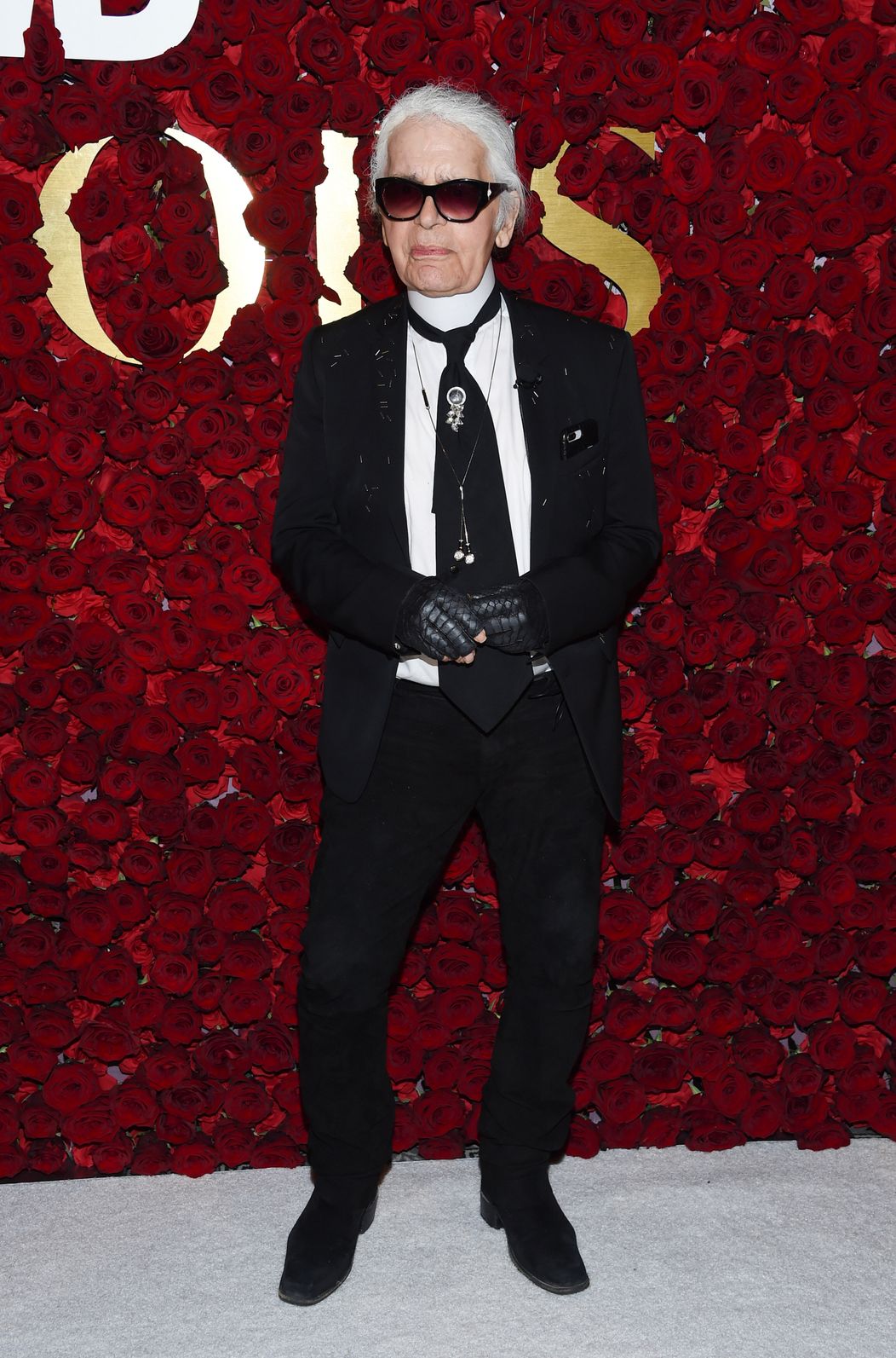 ictoria Beckham pózuje s cenou Bambi, ktorú jej odovzdalKarl Lagerfeld  14. novembra 2013 v Berlíne. 